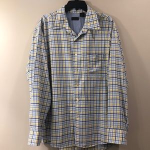 Men’s Van Heusen Long Sleeve Shirt is Size XL.